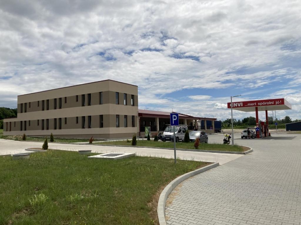 M70 Panzio Szemenyecsörnye Exteriör bild